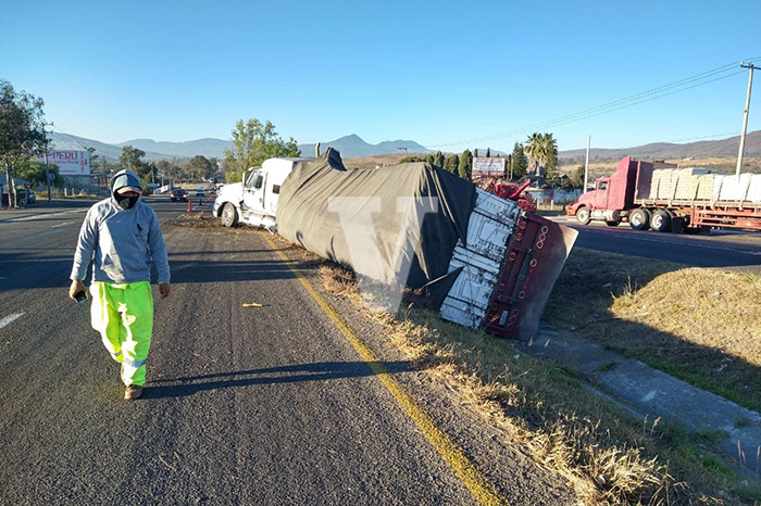 Se accidenta tractocamión en la Morelia-Pátzcuaro