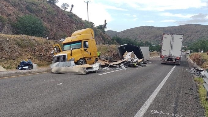 Se accidenta tráiler en carretera Querétaro-San Luis Potosí