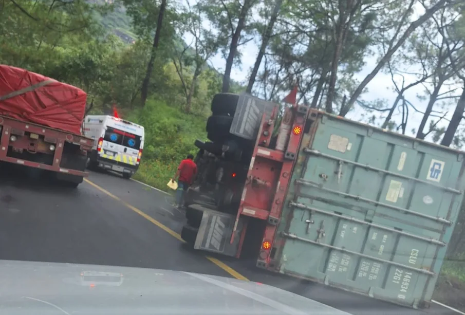 Se registra volcadura de tráiler en la carretera 200