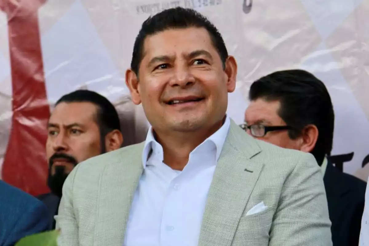 Senado concede licencia a Alejandro Armenta para buscar la gubernatura de Puebla: Un paso más hacia la contienda electoral