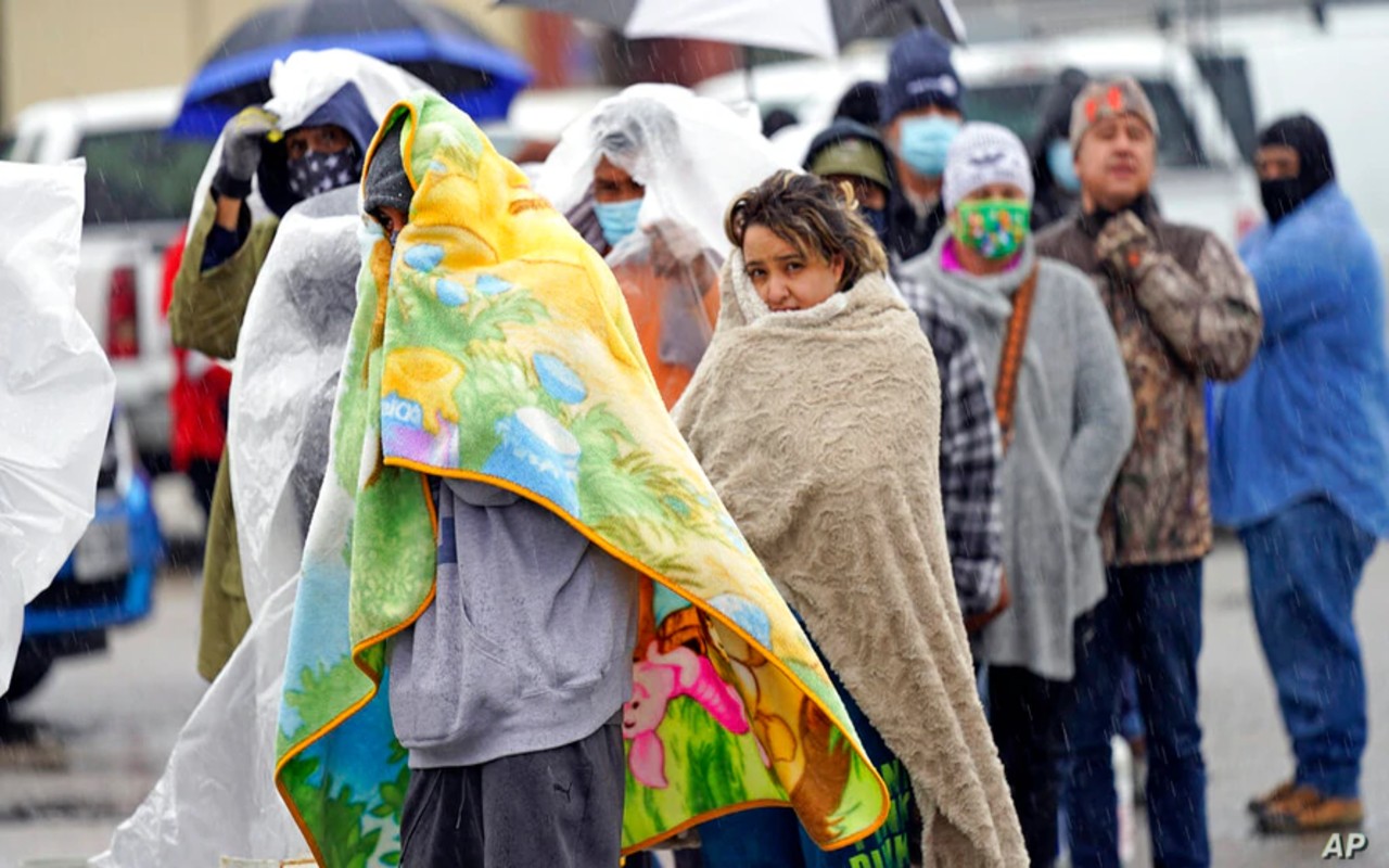 Texas: Regresa electricidad en varios hogares; 57 muertos por frío