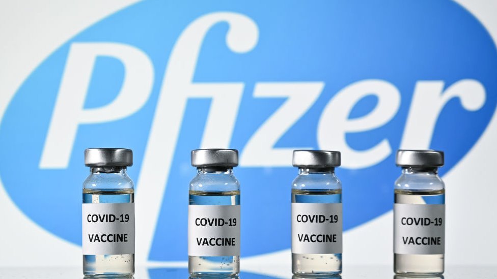 Tras un mes sin suministro, llegaron a México vacunas Pfizer