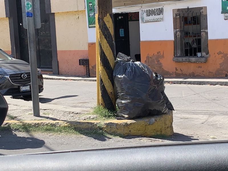 Urgen sanciones al comercio que saca basura fuera de horario