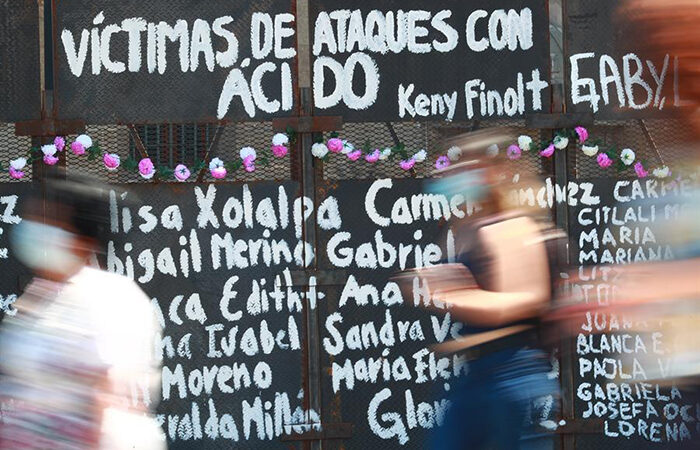 Valla frente a sede presidencial de México es convertida en “muro de memoria”