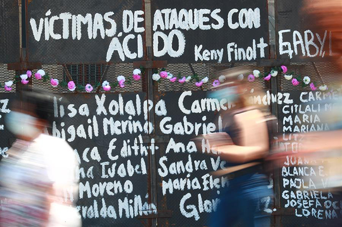 Valla frente a sede presidencial de México es convertida en “muro de memoria”