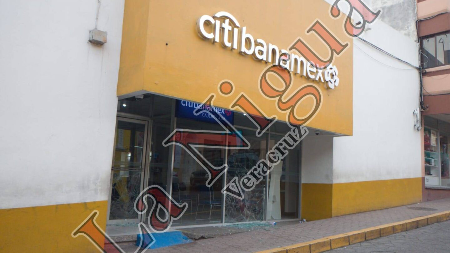 Vandalizan sucursal bancaria |