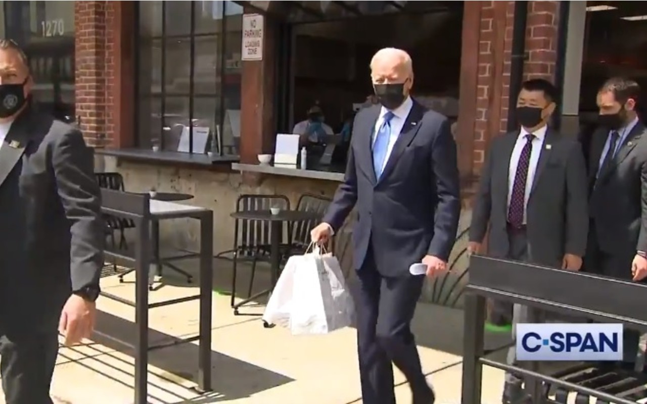 VIDEO: Cachan a Joe Biden comprando tacos y enchiladas