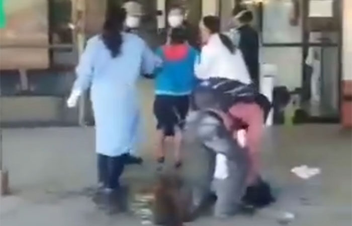 VIDEO | El recién nacido cayó al suelo; mujer dio a luz parada en la puerta de un hospital por demora en la atención