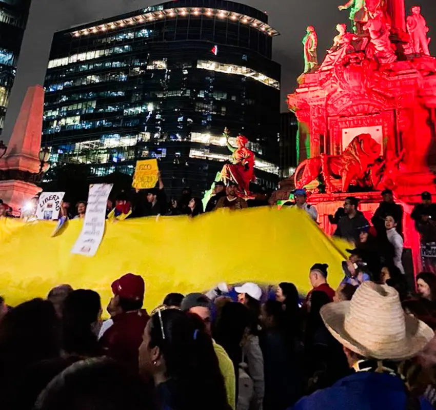 Personas se manifiestan frente al Ángel por fraude en Venezuela