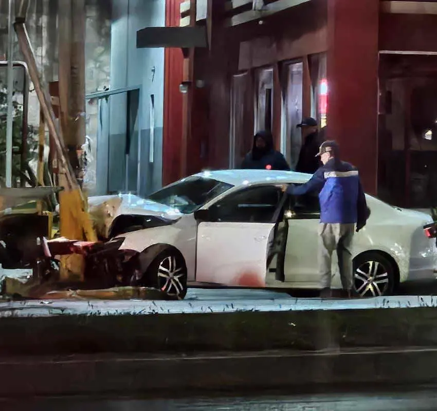 Accidente vial frente al restaurante KFC en Zacatecas causa afectaciones en la circulación