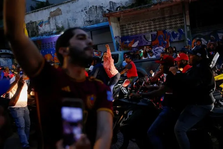 Violencia y confrontaciones en las elecciones venezolanas: Altercados entre votantes y colectivos chavistas