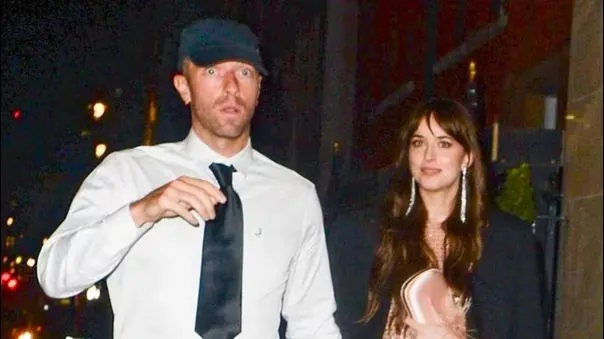 Representante de Dakota Johnson niega separación con Chris Martin: “Están felizmente juntos”