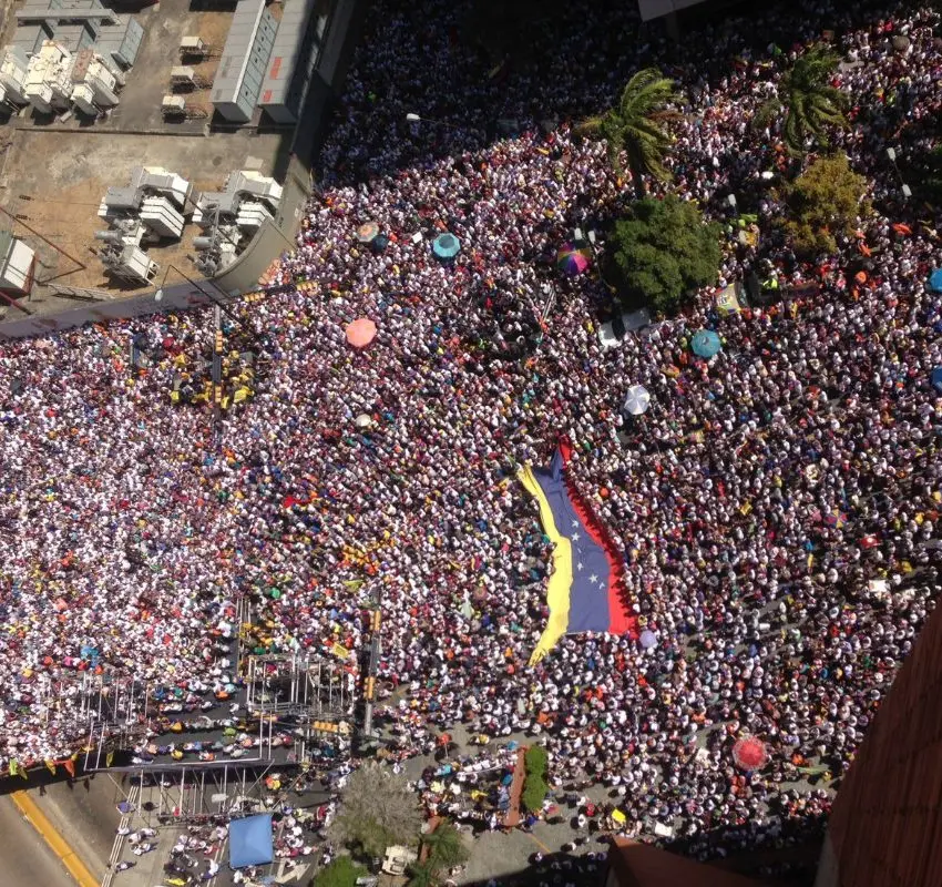 Miles de venezolanos protestan en Caracas en apoyo a la victoria opositora