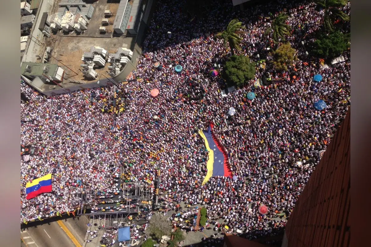 Miles de venezolanos protestan en Caracas en apoyo a la victoria opositora |