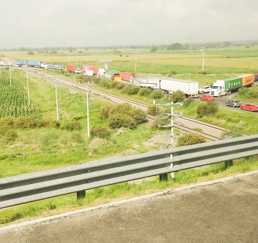 El bloqueo de la carretera México-Puebla continua y causa perdidas de dinero