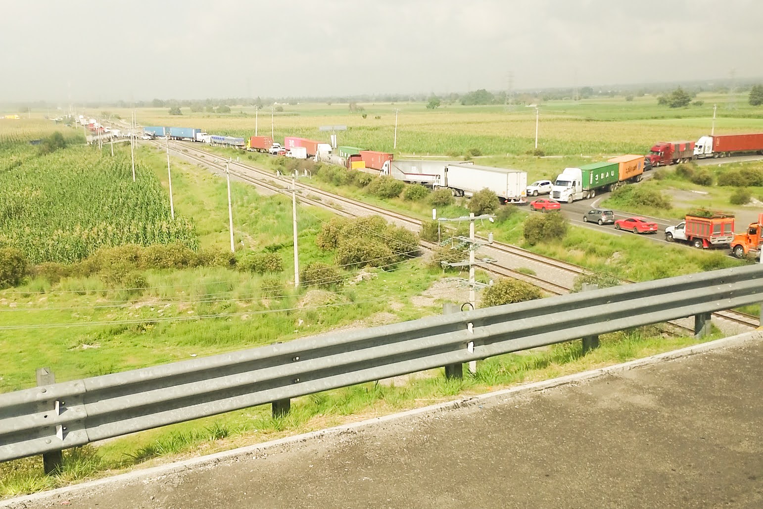 El bloqueo de la carretera México-Puebla continua y causa perdidas de dinero