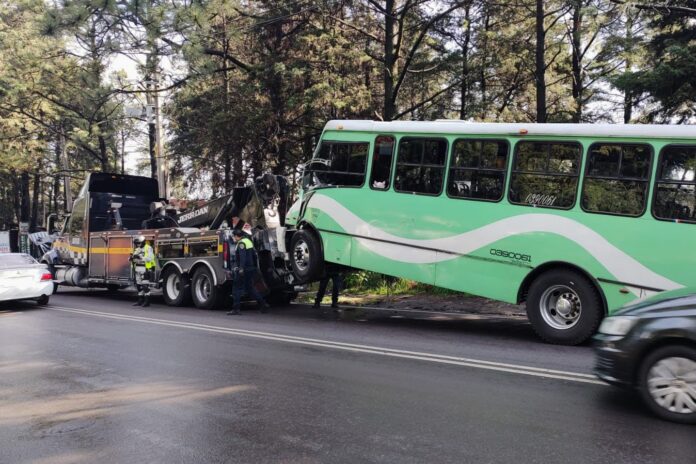 Camión de transporte público choca contra un tráiler