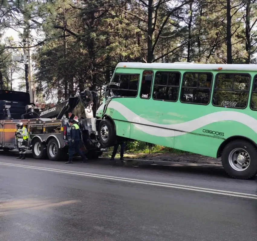 Choque en la carretera Picacho-Ajusco, deja al menos 17 personas heridas