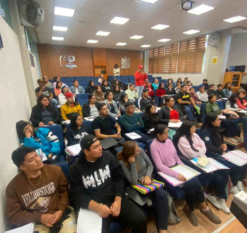 Leopoldo Santillán expone nuevas políticas de salud a estudiantes de Salud Pública en la UAZ