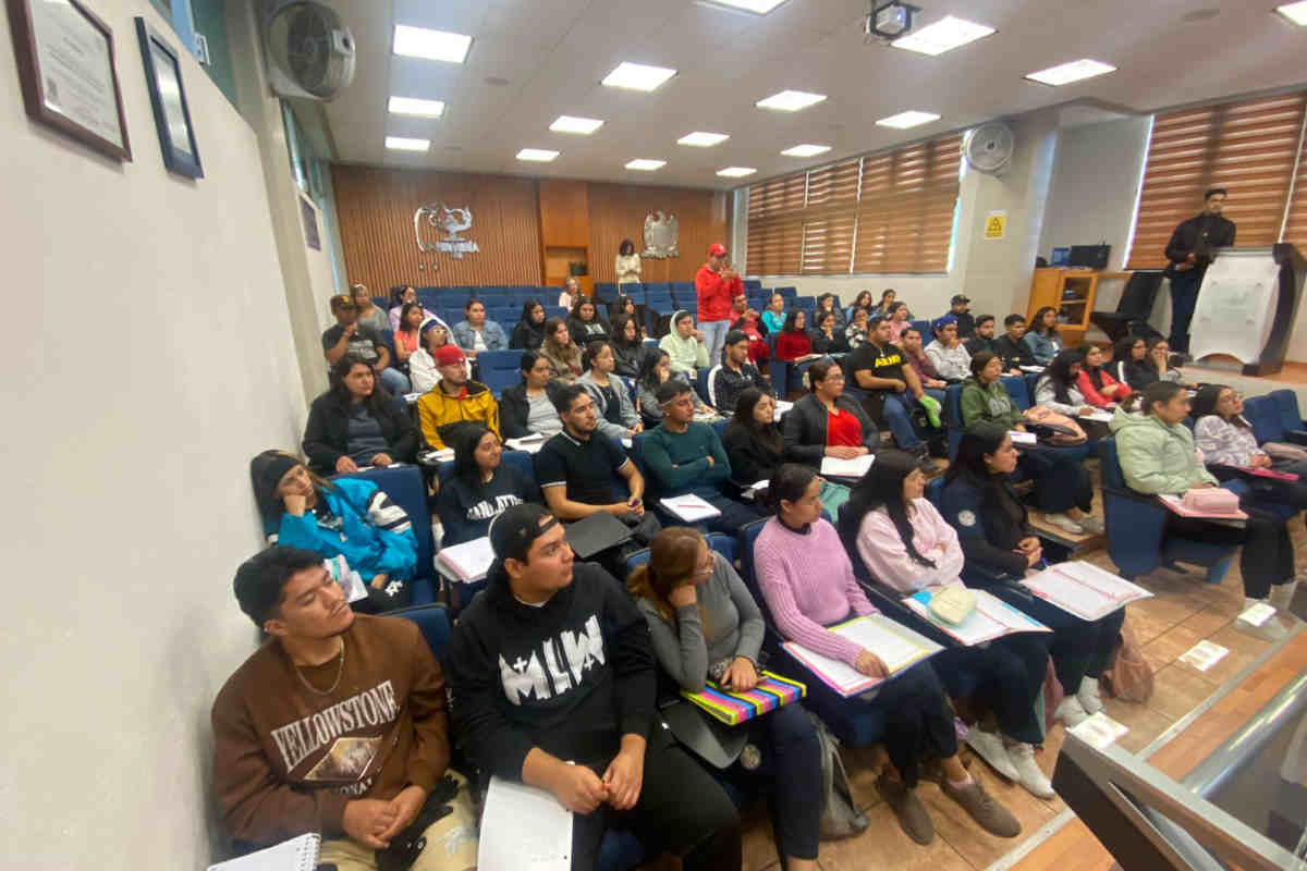 Leopoldo Santillán expone nuevas políticas de salud a estudiantes de Salud Pública en la UAZ