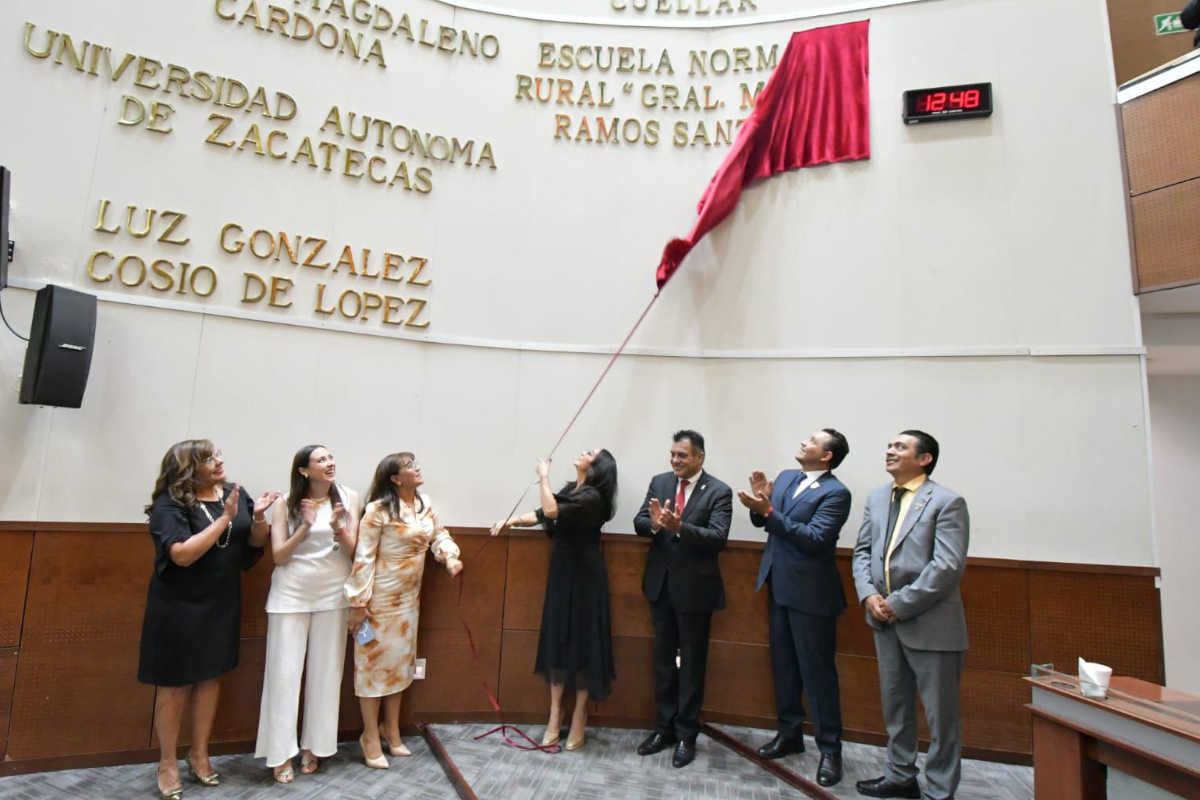 Develan las letras doradas de la Escuela Normal Rural “Gral. Matías Ramos Santos”