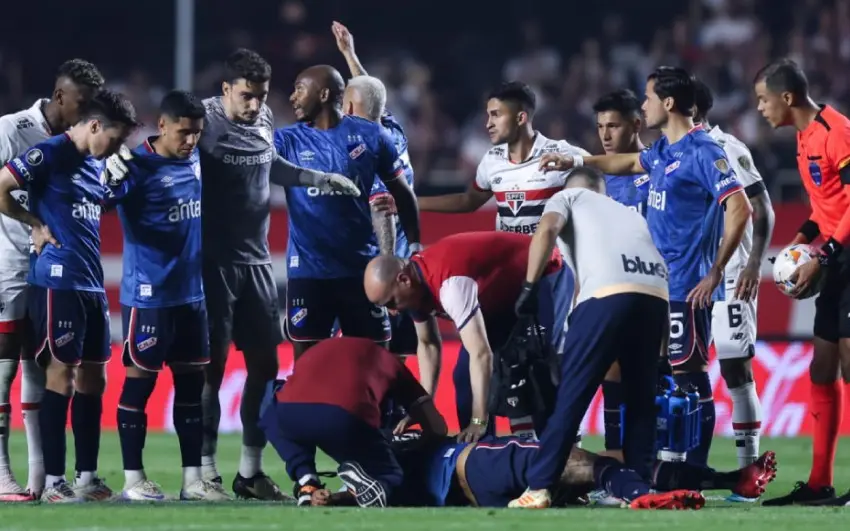 Juan Izquierdo sufre arritmia cardíaca y se desploma en pleno partido de Libertadores