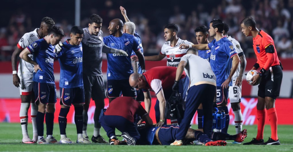 Juan Izquierdo sufre arritmia cardíaca y se desploma en pleno partido de Libertadores