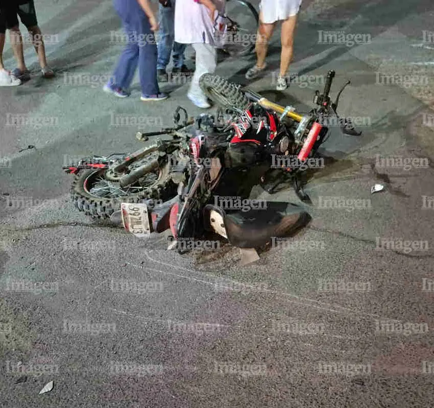 Motociclista sufre fractura y golpes tras accidente en Fresnillo