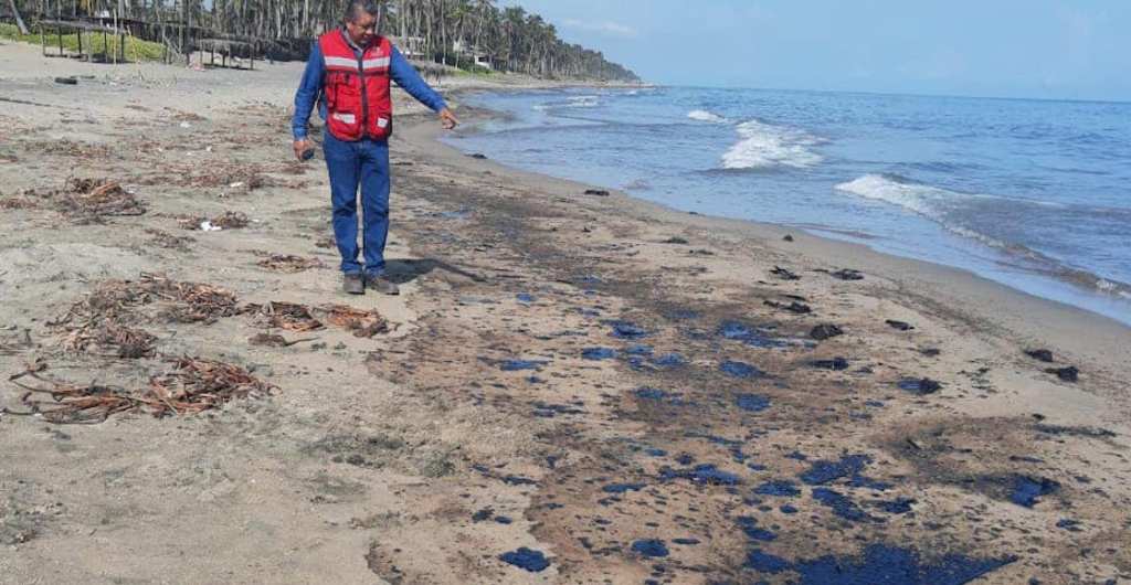 Cierra playa del Sol en Paraíso, Tabasco… ¿por culpa de refinería de Dos Bocas?