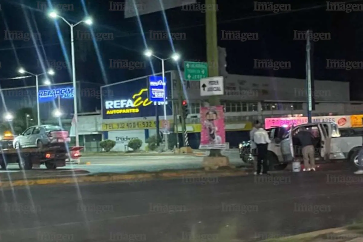 Se registra accidente vial en Fresnillo entre un carro y una camioneta |