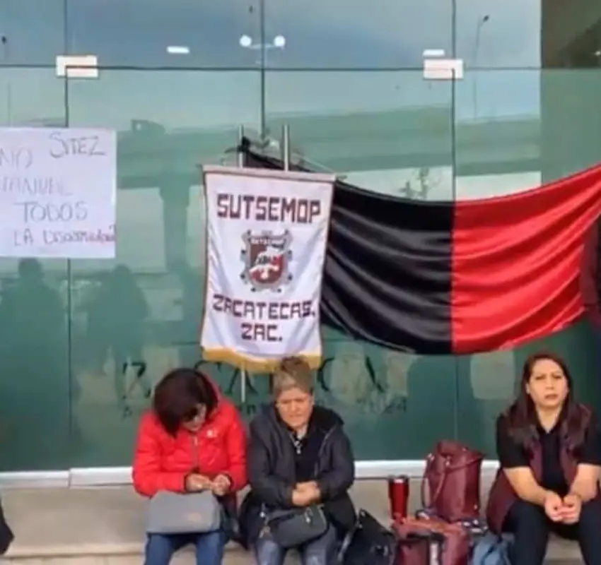 Toman trabajadores la presidencia municipal de Zacatecas, exigen el bono de fin de trienio