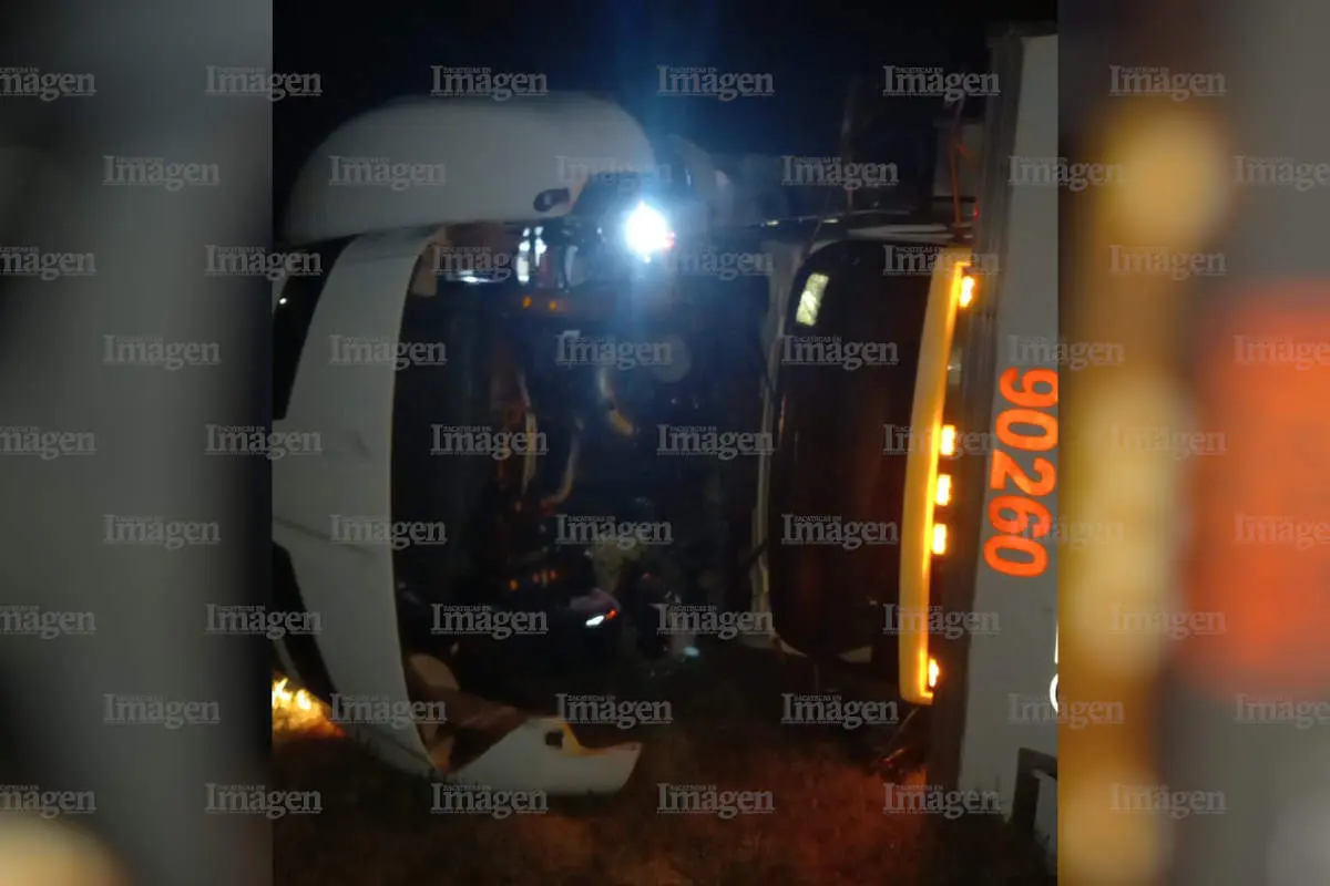 Tráiler se vuelca en la carretera federal 45 en Fresnillo conductor resultó policontundido |