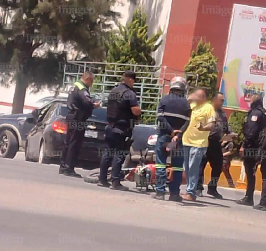 Vehículo choca contra motociclista en el Boulevard Jesús Varela Rico de Fresnillo