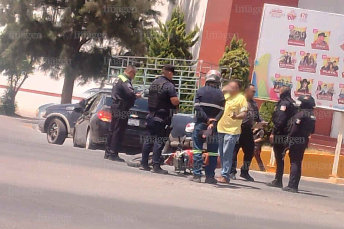 Vehículo choca contra motociclista en el Boulevard Jesús Varela Rico de Fresnillo