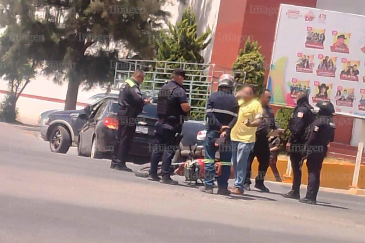 Vehículo choca contra motociclista en el Boulevard Jesús Varela Rico de Fresnillo |
