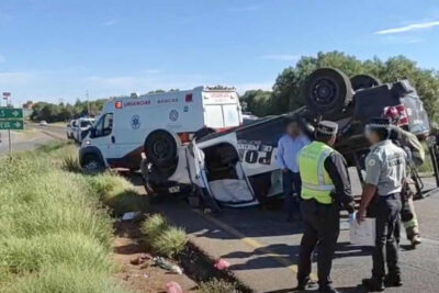 Vuelca camión en la carretera federal 45, transportaba piezas automotrices