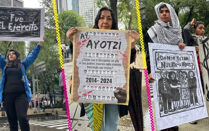 10 años y 10 pancartas en la marcha por los 43 desaparecidos de Ayotzinapa