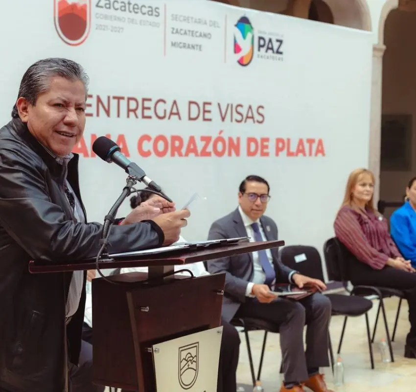 David Monreal entrega 73 visas humanitarias para que zacatecanos se reencuentran con familiares