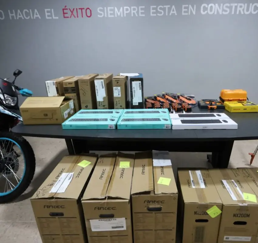 José Humberto Salazar realiza entrega de equipo de cómputo a e Obras y Servicios Públicos