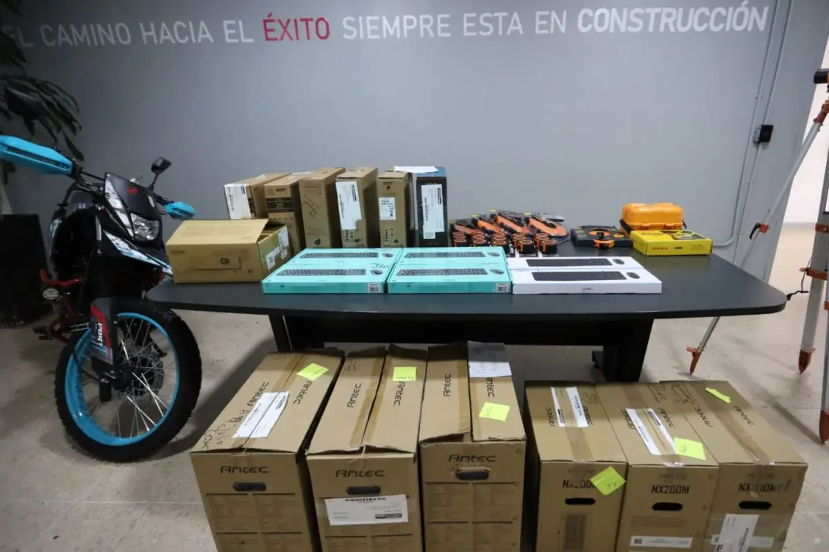 José Humberto Salazar realiza entrega de equipo de cómputo a e Obras y Servicios Públicos |