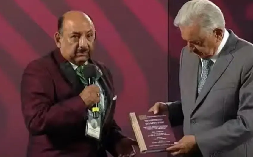 Escuela Carlos Septién desconoce tesis que Lord Molécula le presumió a AMLO