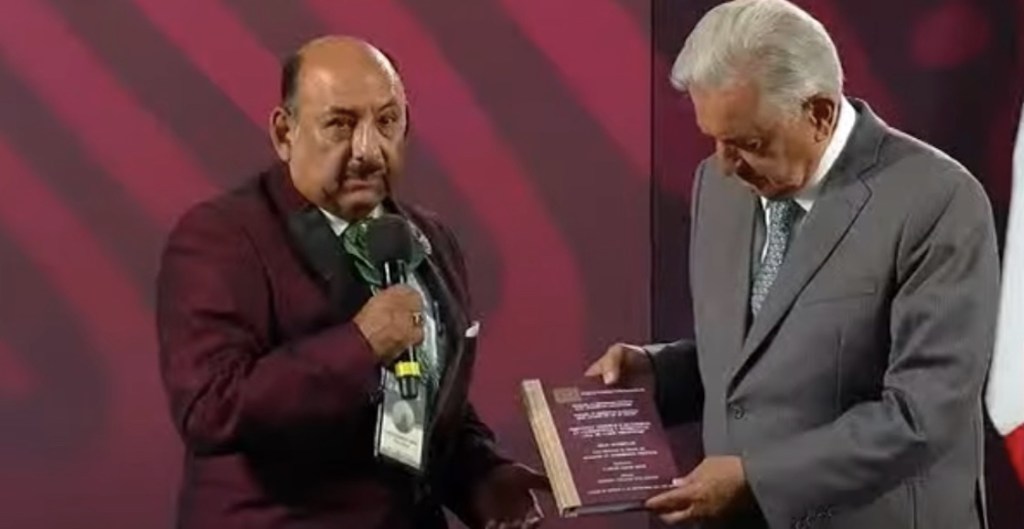 Escuela Carlos Septién desconoce tesis que Lord Molécula le presumió a AMLO