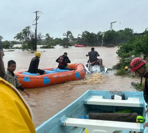 Rescata Gobierno de Abelina a damnificados de zona Diamante