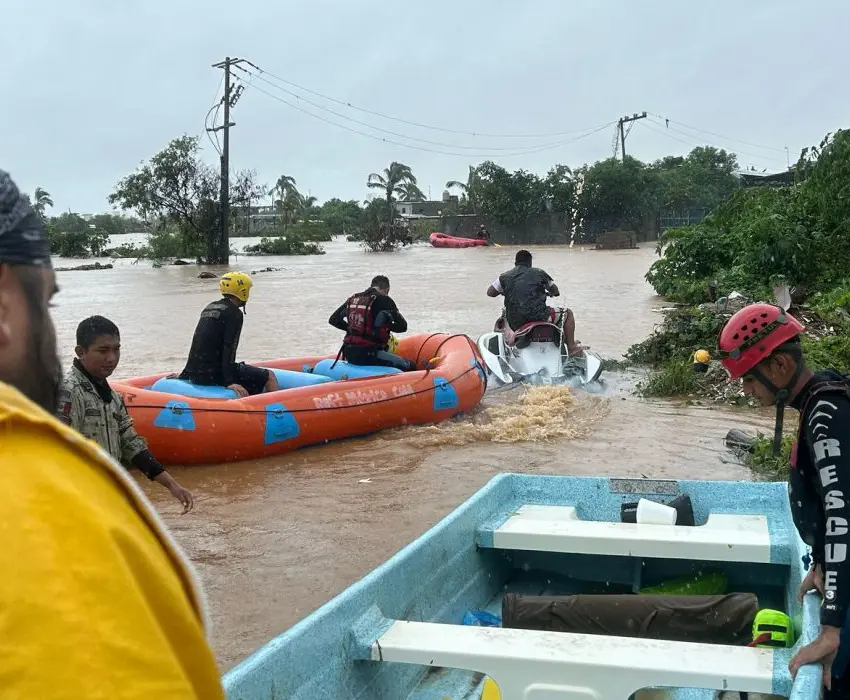 Rescata Gobierno de Abelina a damnificados de zona Diamante