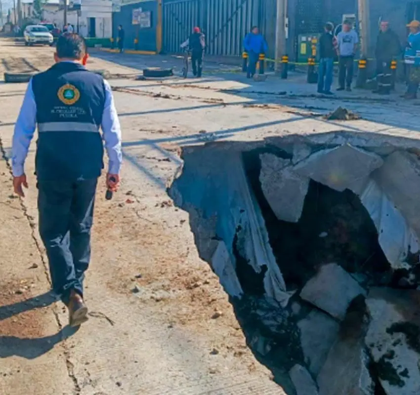 Socavón en Puebla, un tractocamión cae