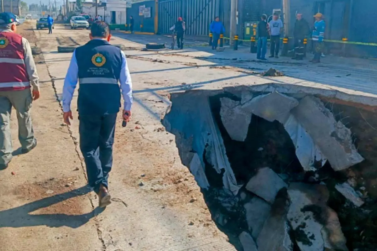 Socavón en Puebla un tractocamión cae |
