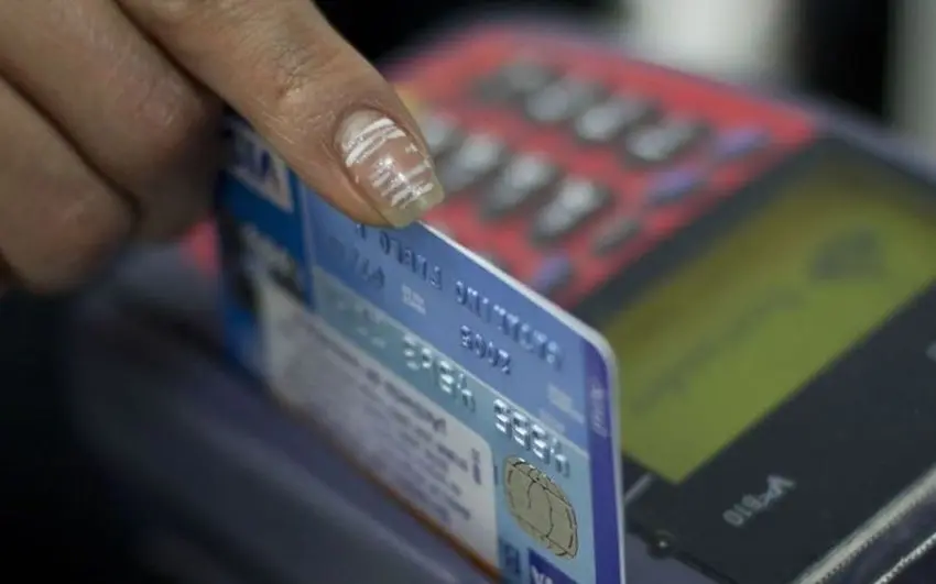 ¿Te pueden cobrar comisión por pagar con tarjeta? La PROFECO nos responde