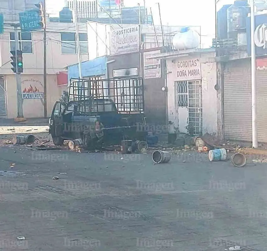 Vehículo choca contra una camioneta que llevaba botes con residuos de comida en Fresnillo