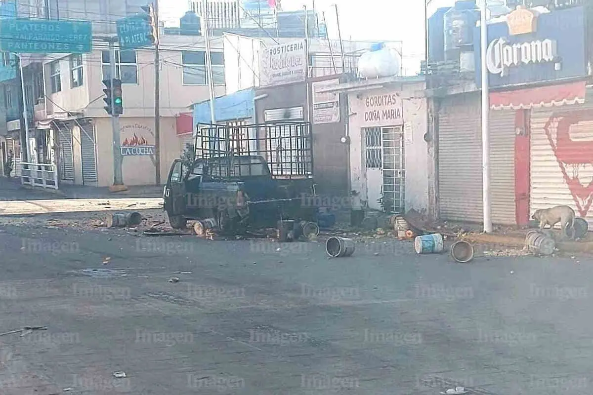 Vehículo choca contra una camioneta que llevaba botes con residuos de comida en Fresnillo |