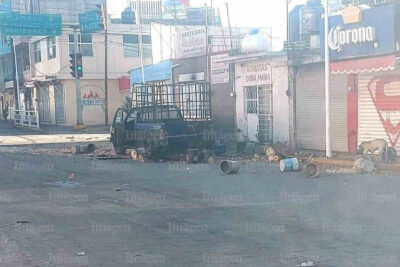 Vehículo choca contra una camioneta que llevaba botes con residuos de comida en Fresnillo